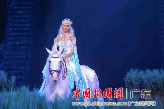 感谢民警找回失物 “00后”送上“显眼包”锦旗