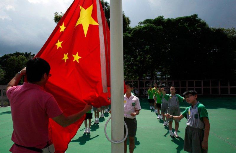 儿媳丧偶带孙改嫁，孙子创业成家，可以向孙子要赡养费吗？游戏画面